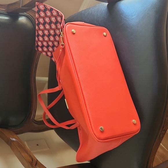 NWOT ❗️ Trina Turk red and blue large shoulder tote with matching pocketbook - Picture 9 of 17